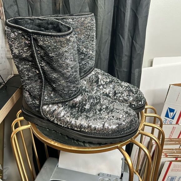 UGG Flip Sequin Short Boots RARE - Picture 1 of 4